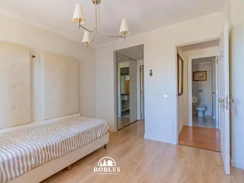 Semipiso en edificio de categoría, con vista al mar, en Playa Chica.