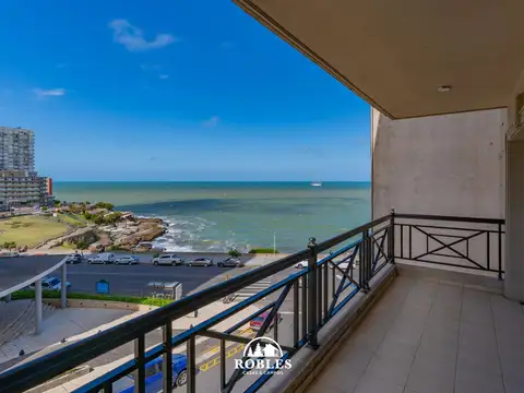 Semipiso en edificio de categoría, con vista al mar, en Playa Chica.