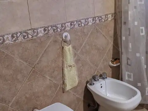 Casa 4 ambientes con 2 baños