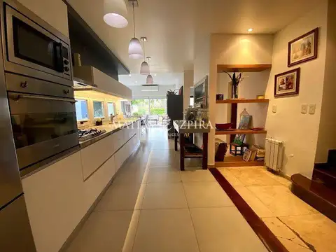 Casa en Venta con 2 cocheras