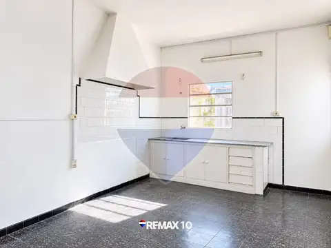 Casa 8 ambientes con 2 baños