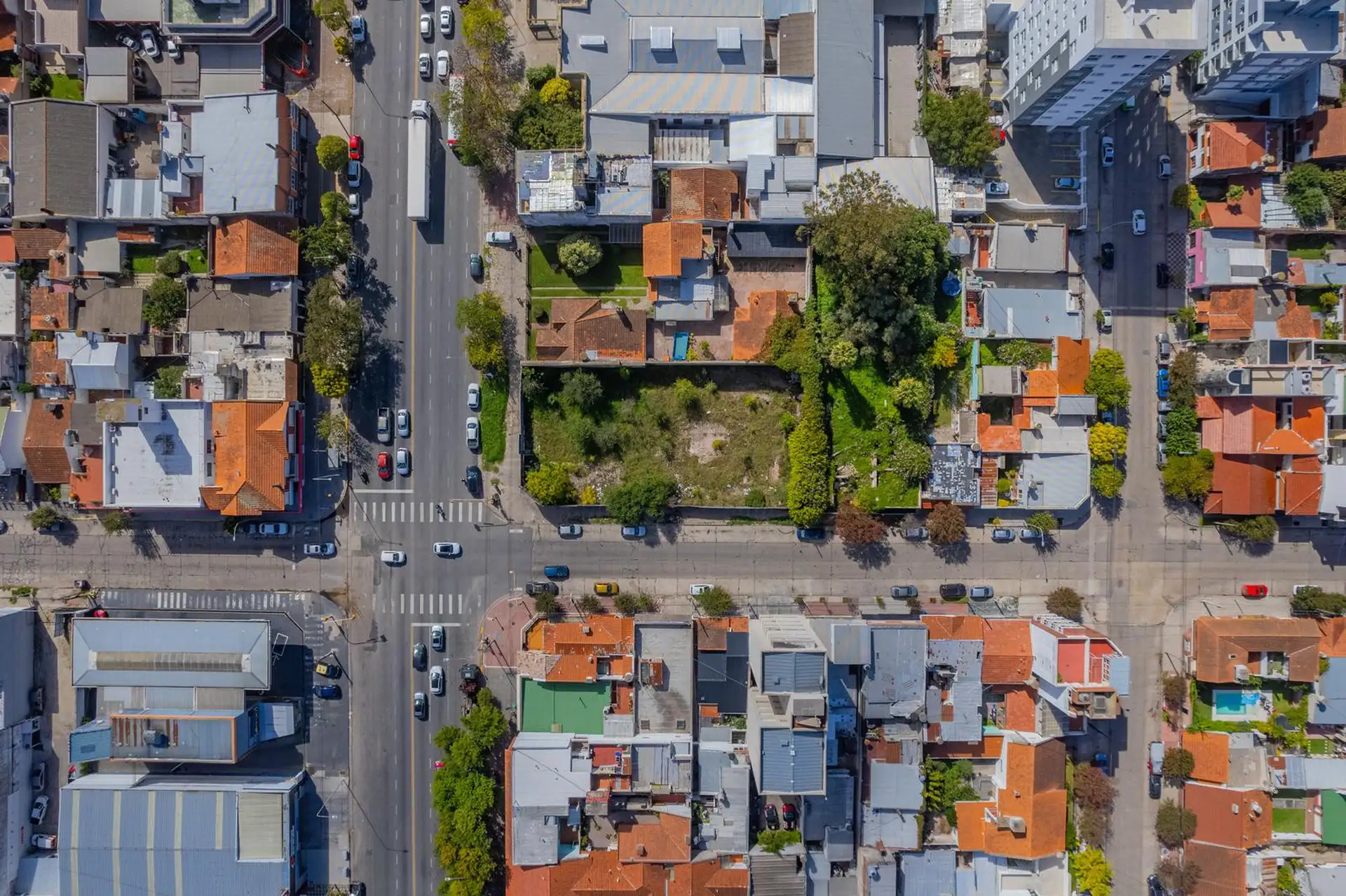 Lote apto desarrollo en esquina de Av. Independencia