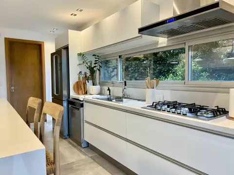 Casa 5 ambientes con 3 baños