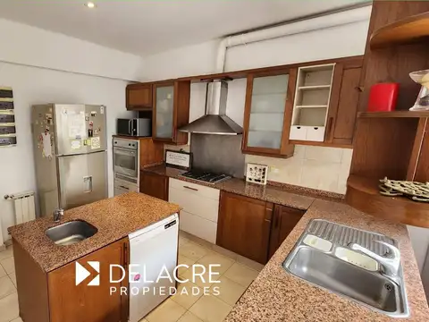 Casa 10 ambientes con 6 baños