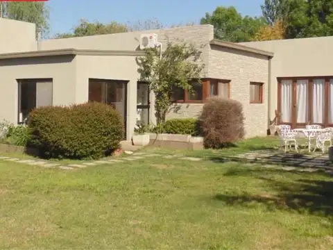 Casa en venta - 3 Dormitorios 3 Baños - Cochera - 1.968Mts2 - Chivilcoy 