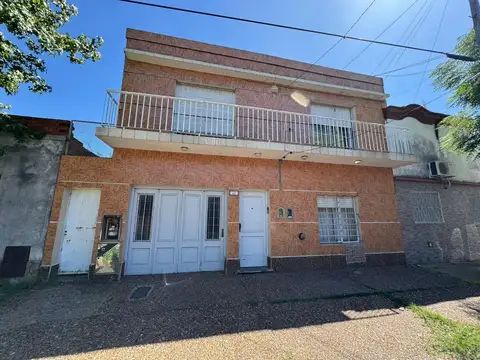 Casa convertida en dos departamentos independientes