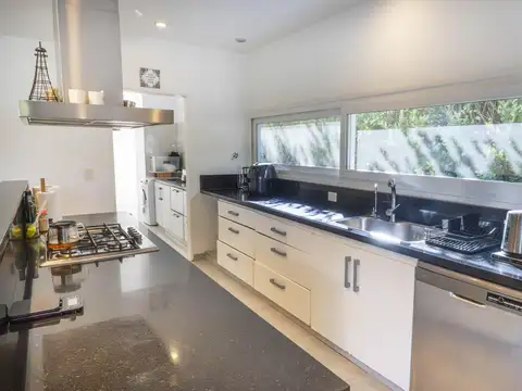 Casa 5 ambientes con 3 baños