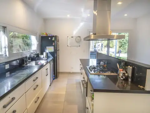 Casa en Venta con 4 cocheras
