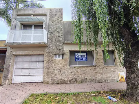 VENTA CASA EN BERNAL A RECICLAR CON PARQUE, QUINCHO Y COCHERA. APTO CREDITO