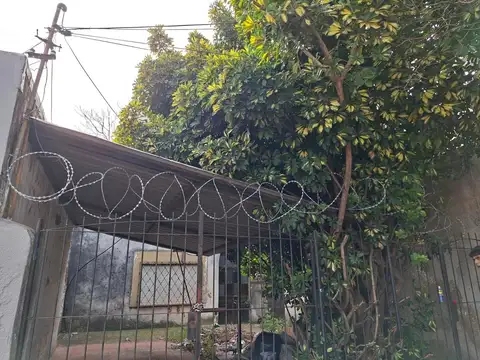AMPLIO LOTE EN CASEROS CENTRO 