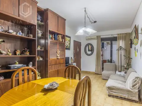 Venta departamento tres ambientes con patio en Coghlan