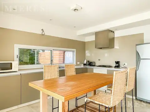 Espectacular casa en alquiler anual sobre lote a la laguna en San Matías área 5