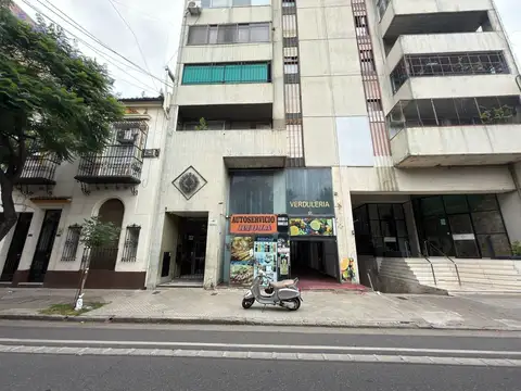 LOCAL COMERCIAL – AMPLIO – ENTREGA INMEDIATA – PATIO – DOS PLANTAS