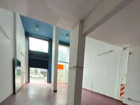 LOCAL COMERCIAL – AMPLIO – ENTREGA INMEDIATA – PATIO – DOS PLANTAS