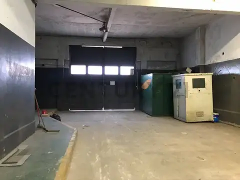 Depósito en Alquiler en Flores 1178 m2 Sobre Avenida con entrada de Camiones y contenedores