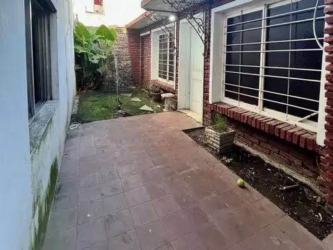SE VENDE CASA A REFACCIONAR EN FLORES