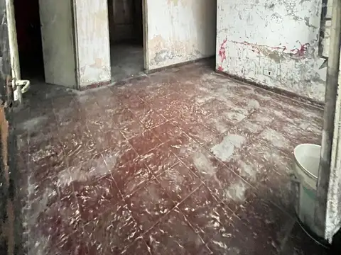 SE VENDE CASA A REFACCIONAR EN FLORES