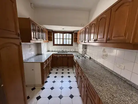 Casa en Alquiler con 2 cocheras