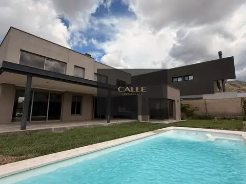 Casa en alquiler c/ cochera en El Challao