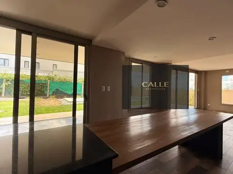Casa en Alquiler con 2 cocheras
