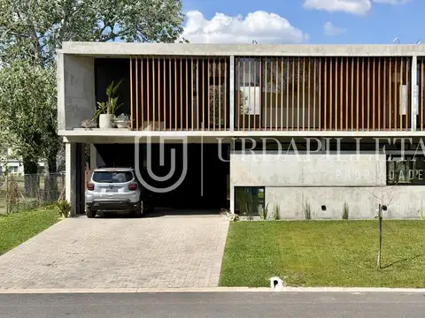 Casa 6 ambientes con 4 baños