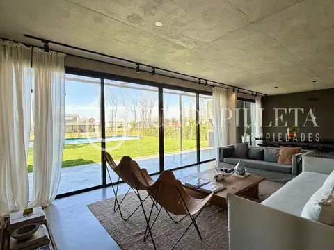 Casa en Venta con 4 cocheras