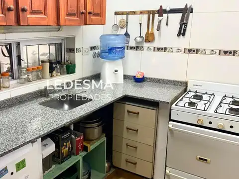 VENTA CASA  4 AMBIENTES AL FRENTE CON COCHERA