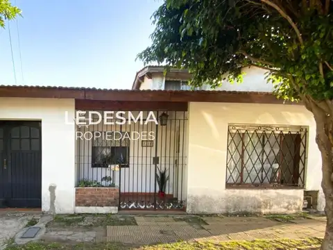 VENTA CASA  4 AMBIENTES AL FRENTE CON COCHERA