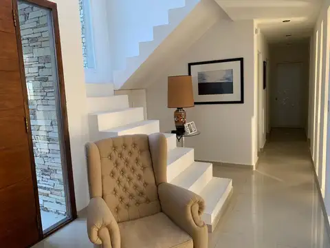 Casa 6 ambientes con 4 baños