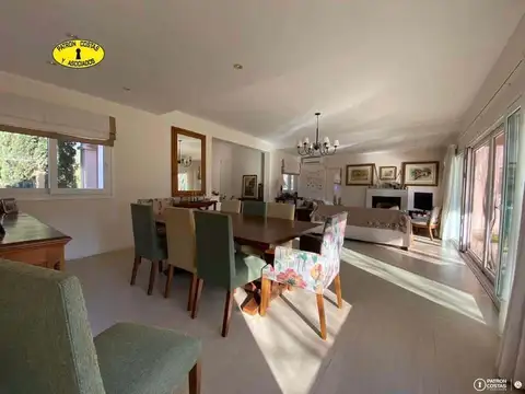 Casa 8 ambientes con 4 baños
