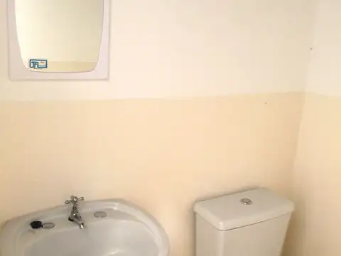 Local Zona Pza Italia c/CORTINA METÁLICA c/MOTOR y 2 BAÑOS