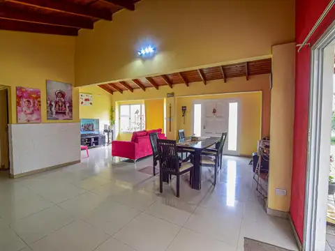 Venta Quinta 4 ambientes con pileta cocheras parrilla en Parque La Cecilia Tristán Suarez