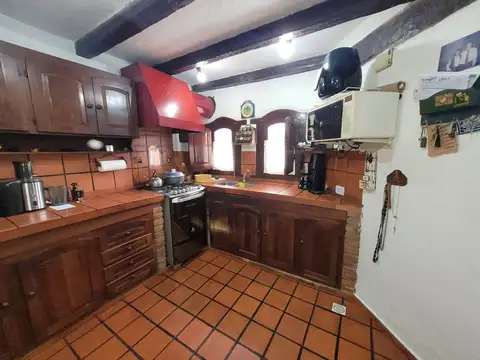 CHALET 2 PISOS EN ESQ/ EN BANFIELD ESTE DE 6 AMB.