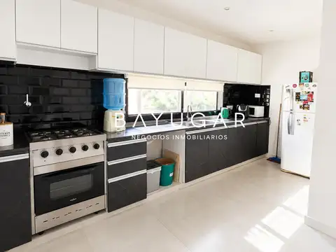 Casa en Alquiler con 3 cocheras
