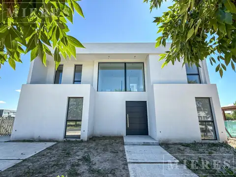Casa en venta sobre lote interno  en El Cantón Barrio Golf 1