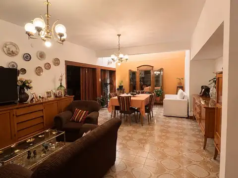 Casa en Venta con 2 cocheras