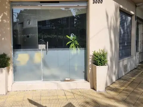 Muy buen local en esquina en Olivos