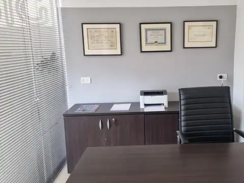 Muy buen local en esquina en Olivos