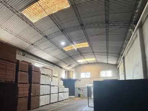 IMPORTANTE GALPON - DEPOSITO EN ESQUINA - NAVE INDUSTRIAL DOBLE ALTURA a mts. Gral Paz.
