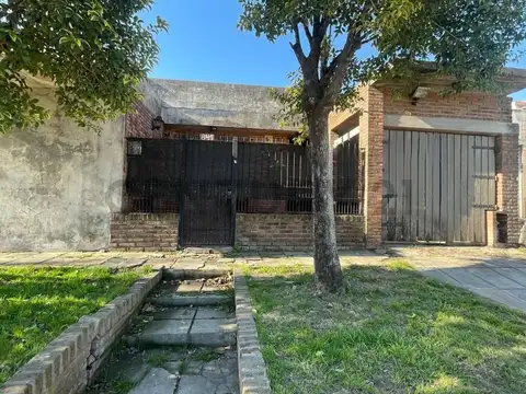 VENTA CASA 4 AMB. EL TALAR CON PILETA Y COCHERA