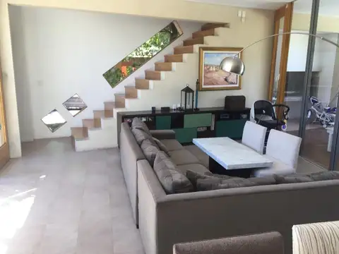 Casa en Venta con 4 cocheras