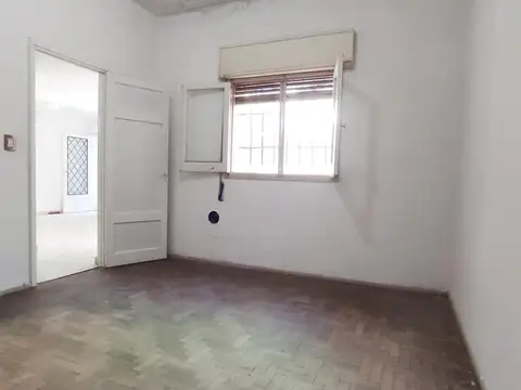 VENTA CASA INTERNA - 3 DORMITORIOS - PATIO - TERRAZA - QUINCHO - Pje Larguía