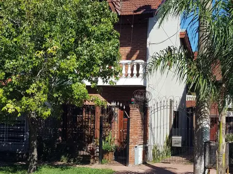 Triplex 4 ambientes c/cochera