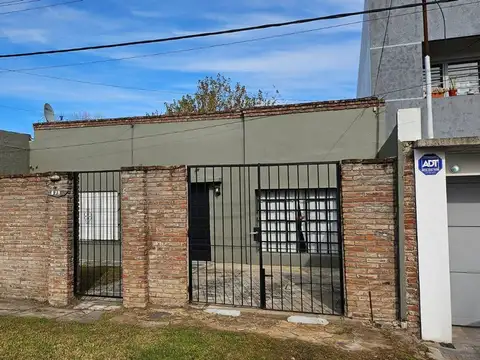 CASA EN VENTA 2 DORMITORIOS EN LA PLATA CON JARDIN