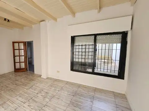 CASA EN VENTA 2 DORMITORIOS EN LA PLATA CON JARDIN