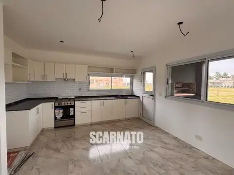 Casa 4 ambientes con 2 baños