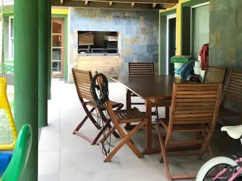 Excelente casa de 5 ambientes en venta en Parque Sakura