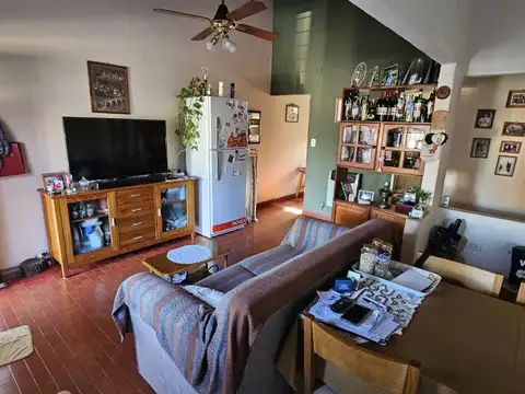 VENTA | Casa de 2 dormitorios con amplio terreno y jardín - Bartoloni 74