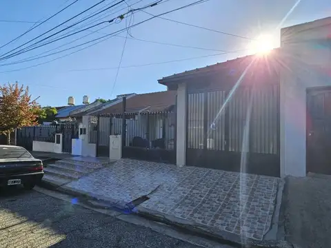 VENTA | Casa de 2 dormitorios con amplio terreno y jardín - Bartoloni 74