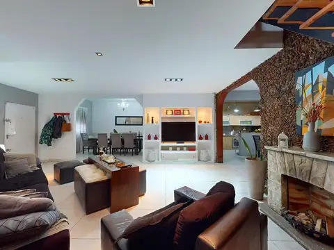 Casa 5 Ambientes con Piscina, Quincho y Doble Cochera en Esq